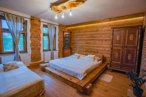 KľačnoFarma Zelená Ruža的一间卧室设有两张床和木墙