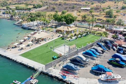 提比里亚苏比奇凯尼瑞度假酒店的享有码头和公园的空中景色