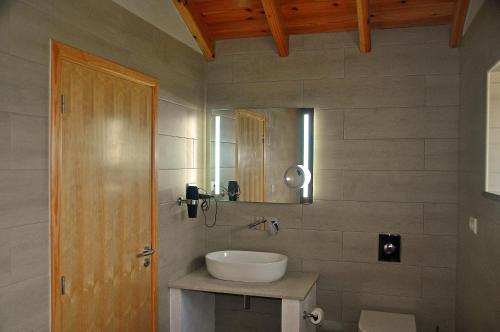 UrzelinaAzorenhaus am Atlantik - Family House的一间带水槽和镜子的浴室