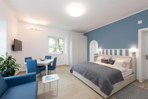 沃尔特湖畔佩莎赫Villa Bella Vista - Apartment Blue的一间卧室设有一张床和一间用餐室