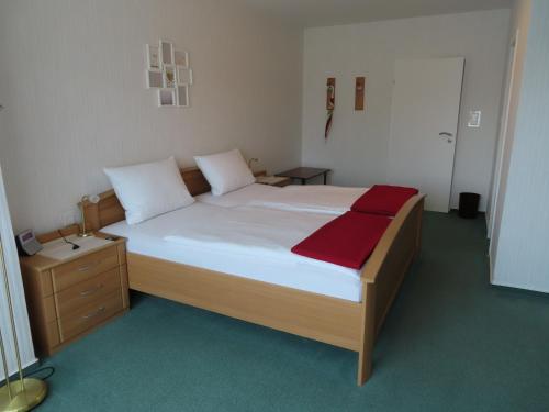 霍恩-巴特迈恩贝格斯比克尔旅馆的一间卧室配有一张带红色毯子的大床