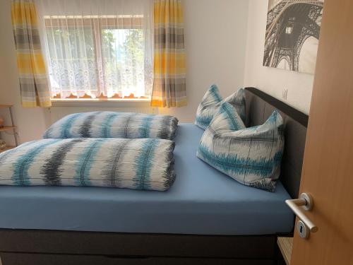 伊姆斯特Landhaus Viktoria的两个枕头坐在房间里的床边