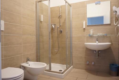 特伦托I Dodici mesi rooms&apartments的带淋浴、卫生间和盥洗盆的浴室
