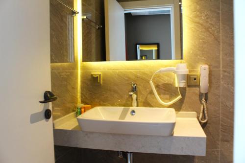 BarbarosYURDAKUL HOTEL的浴室设有白色水槽和镜子