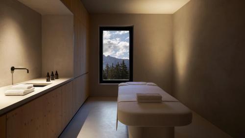 布列瑟农Forestis Dolomites的带浴缸、水槽和窗户的浴室
