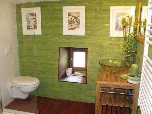 Blond拉弗拉姆比旅馆的绿色浴室设有卫生间和窗户