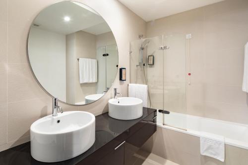 拉戈斯贝勒马Spa及海滩度假酒店的一间带两个盥洗盆和大镜子的浴室