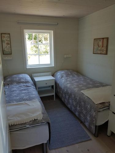 勒托普Sjötorpet - unikt boende vid havet på norra Öland!的一间卧室设有两张床和窗户。