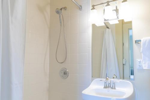 密尔沃基密尔沃基广场酒店的带淋浴和盥洗盆的白色浴室