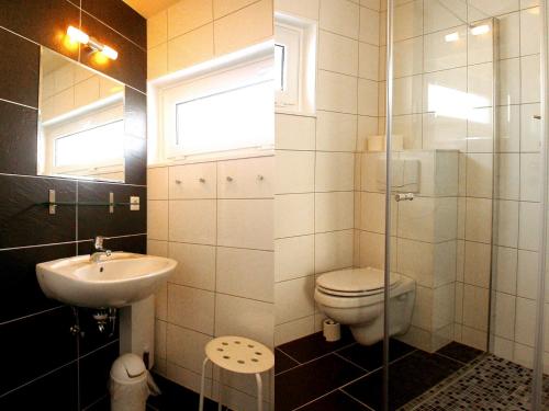 Schwedenrotes Ferienhaus "ISI" - Ostsee Strand 500 Meter - Nähe Wismar - alles inklusive的一间浴室