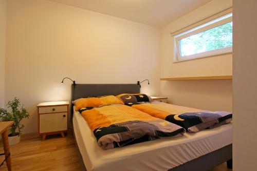 因斯布鲁克Am sonnigen Waldrand的窗户客房内的一张床位