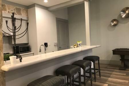 斯普林Magnificent Furnished Apartment near Exxon Campus的相册照片