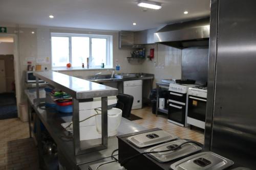 福克斯通Lennard House的厨房配有不锈钢用具和柜台