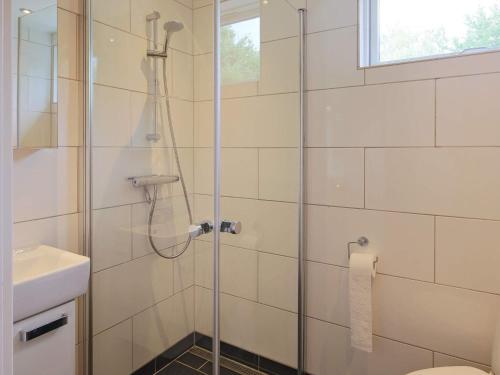 HornsvedTwo-Bedroom Holiday home in Jægerspris 1的带淋浴、卫生间和盥洗盆的浴室