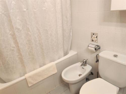 普拉德EVA & TRAVEL - Cal Marcel的白色的浴室设有卫生间和淋浴。