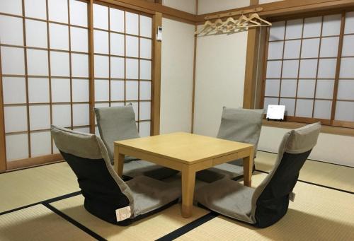 横滨Yokohama - House - Vacation STAY 9002的一间会议室,配有桌椅