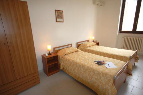 莱乌卡阿尔伯托德塞图里奥酒店的酒店客房设有两张床和窗户。