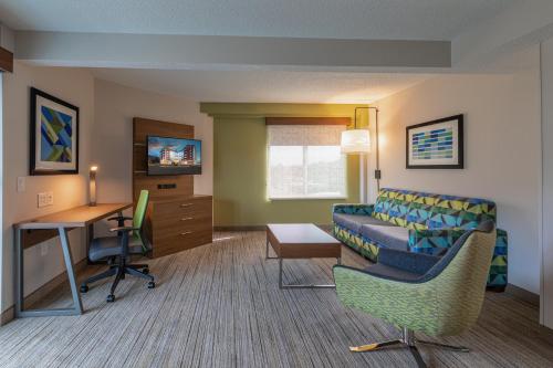 Holiday Inn Express & Suites Asheville Downtown, an IHG Hotel的休息区