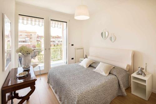 阿雷佐La casina di Ivonne Arezzo Centro的一间卧室配有一张床、一张桌子和一个窗户。