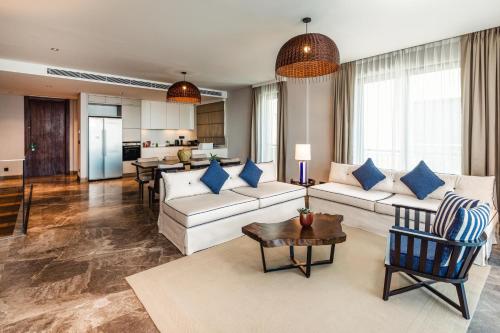 博德鲁姆Kaya Palazzo Resort & Residences Le Chic Bodrum的客厅配有白色沙发和蓝色枕头。
