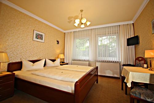 艾恩贝克Hotel-Garni Haus Johanna的一间卧室设有一张大床和一个窗户。