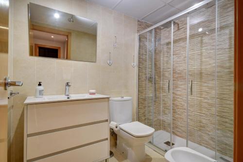 瓦伦西亚Malvarrosa Beach Apartment的浴室配有卫生间、盥洗盆和淋浴。