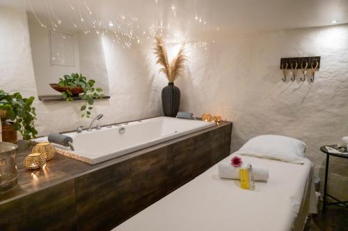 哥德堡Treetop Spa Hangout & Hotel的带浴缸和盥洗盆的浴室