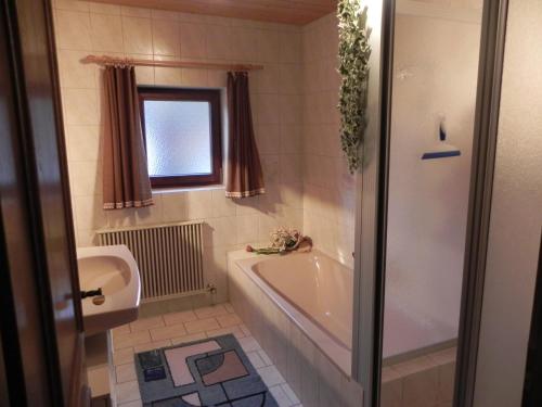 罗伊特斯查兹度假屋的带浴缸和盥洗盆的浴室