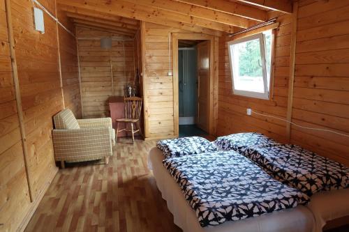 瓦济Bohema Osada的小木屋内一间卧室,配有一张床