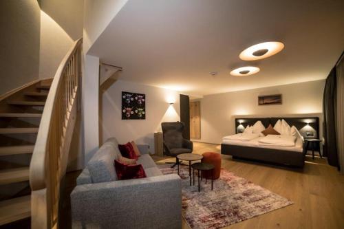 加尔盖伦布拉达贝拉蒙塔丰酒店的客厅配有沙发和1张床