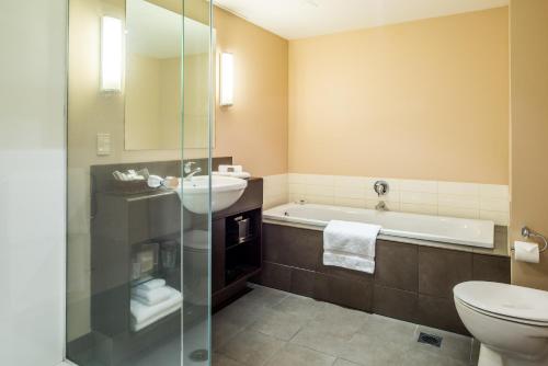 博尔顿酒店的一间浴室