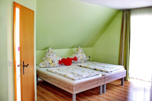 弗洛托夏德旅馆的绿墙客房内的两张床