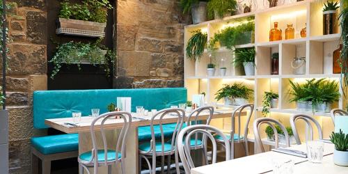 爱丁堡弗雷德里克街53号酒店的一间设有桌椅和植物的餐厅