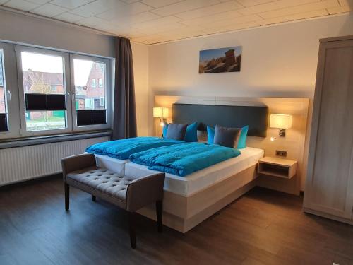 博尔库姆鲁塞旅馆的一间卧室配有蓝色的床和椅子