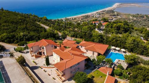 雷夫卡达镇塞米勒米斯酒店的享有带游泳池的房屋的空中景致