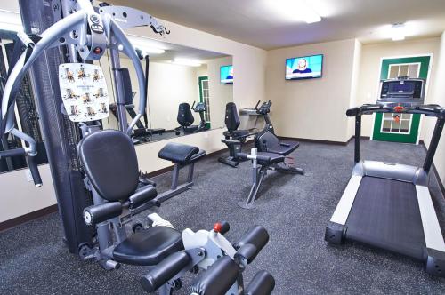 Savannah Suites Atlanta Airport的健身中心和/或健身设施