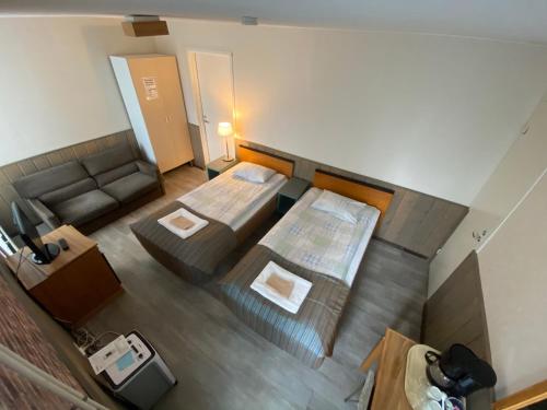 艾内科斯基卡尔塔诺奇瓦里旅馆的卧室享有高空美景,配有两张床和一张沙发