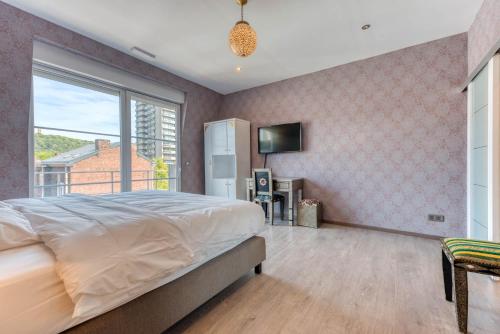 列日Ryad Mogador Liège的一间卧室设有一张大床和一个窗户。