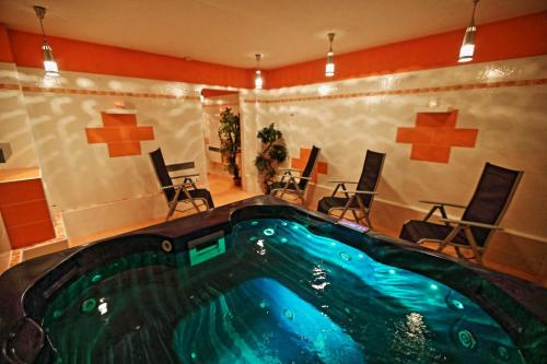 哈拉霍夫斯奇圣图拉目酒店的室内游泳池,位于酒店带游泳池的房间内