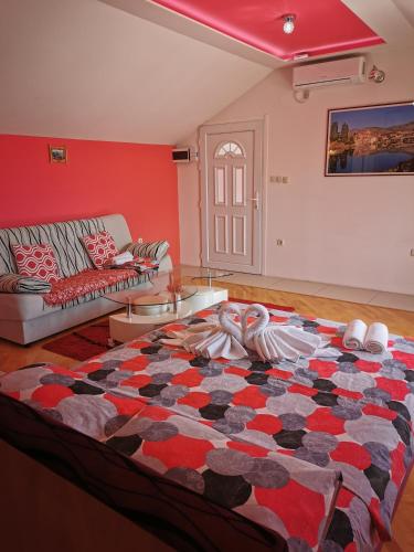 特雷比涅Apartman Miljanović的客厅的地板上铺有大地毯