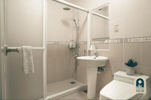花莲市House 303 小阿姨的家民宿的带淋浴、卫生间和盥洗盆的浴室