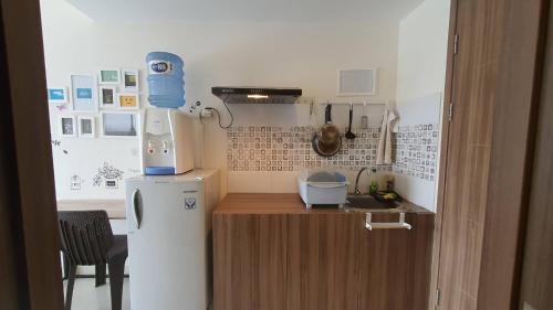 万隆Bacup Studio Apartment @Galeri Ciumbuleuit的一间带白色冰箱和搅拌机的小厨房
