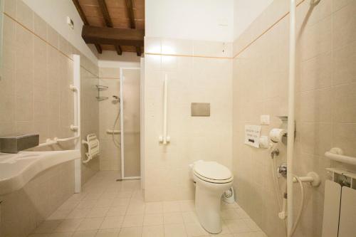 OlmiCasa di Zela的一间带卫生间和水槽的浴室