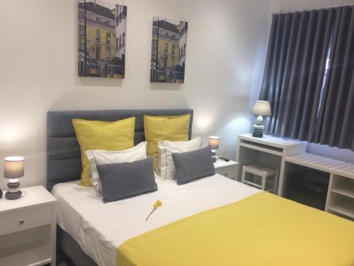 阿尔布费拉阿尔布费拉KR酒店的卧室配有黄色和白色的床和书桌。