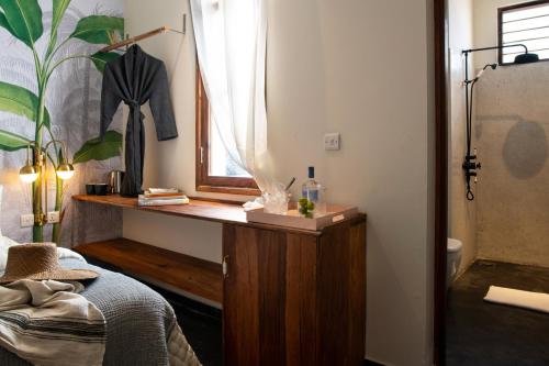 桑给巴尔Upendo House Hotel Zanzibar的一间卧室设有木桌和窗户。