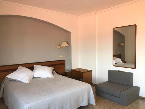 比德雷雷斯坎珀旅馆的一间卧室配有一张床、镜子和椅子