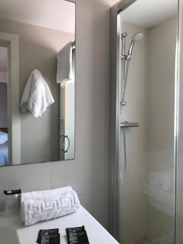 比德雷雷斯坎珀旅馆的带淋浴、盥洗盆和镜子的浴室