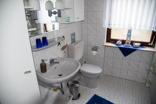 DörrenbachFERIENWOHNUNG SILBERG的浴室配有白色卫生间和盥洗盆。