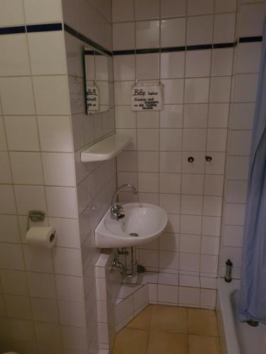 吕贝克Altstadthotel Zum Goldenen Anker的白色的浴室设有水槽和镜子