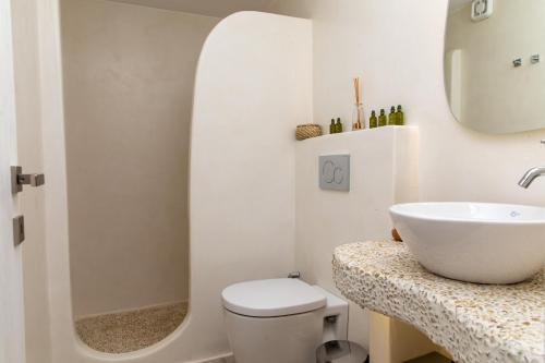 纳克索乔拉Marina's Suites的白色的浴室设有水槽和卫生间。